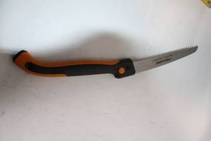 lot 382 image: Fiskars 13 Inch Pruning Saw with Curved Handle
