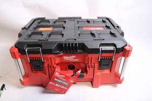 lot 425 image: Milwaukee Packout Large Tool Box with Customizable Interior