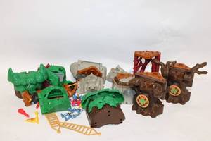 lot 7 image: Vintage Castle Building Block Set with Action Figures