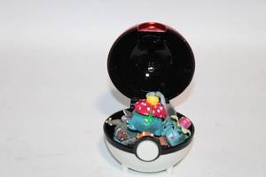 lot 62 image: Vintage Pokmon Figures with Pok Ball Set