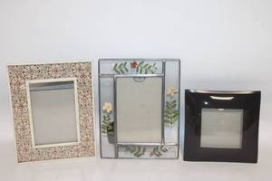 lot 68 image: Collection of 3 Decorative Photo Frames with Floral Design