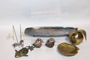 lot 128 image: Set of Vintage Decorative Brass and Metal Items