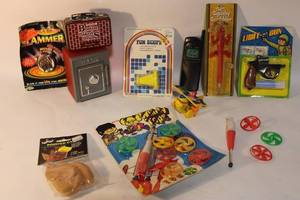 lot 178 image: Collection of 10 Vintage Novelty Toys and Items