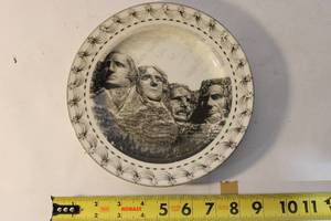 lot 180 image: Collectible Mount Rushmore Plate by Kent Barton