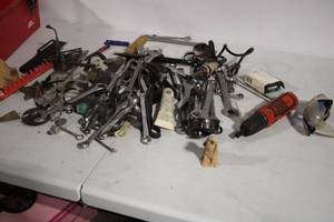 lot 283 image: Assorted Hand Tools and Accessories Set