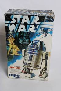 lot A-390 image: Star Wars Authentic R2-D2 Scale Model Kit by MPC