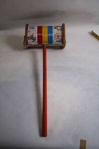 lot A-498 image: Vintage Tin Litho Pull Toy Roller with Handle