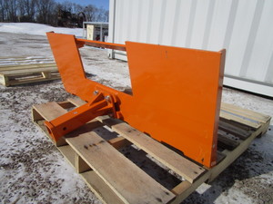 lot 43 image: Wolverine Skid Steer Receiver Hitch Adapter