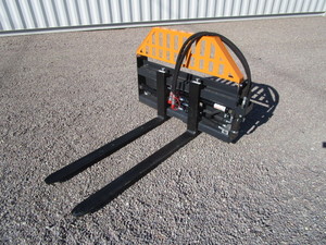 lot 10 image: Wolverine 48 Skid Steer PFA-11-3300G Hydraulic Adjustable Pallet Forks
