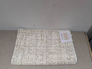 lot 77 image: NEW CALVIN KLEIN ACCENT RUG WITH NONSKID BACKING