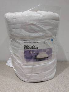 lot 109 image: NEW ROOM ESSENTIALS REVERSIBLE MICROFIBER COMFORTER