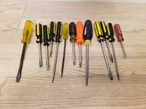 lot 11 image: Set of screw drivers
