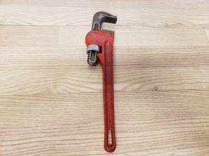 lot 16 image: 14 Pipe wrench