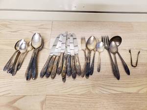 lot 21 image: lot of Silver ware