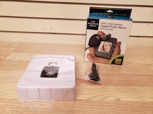 lot 30 image: Digital Photo Album with Key Chain