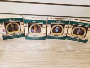 lot 38 image: Wizard of OZ Decorations