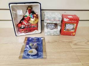 lot 39 image: Christmas Decorations