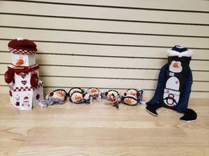lot 46 image: Christmas Decorations
