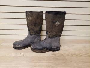 lot 53 image: Muck Boots, good shape needs some cleaning
