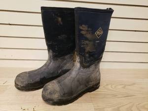 lot 54 image: Muck Boots, good shape needs some cleaning