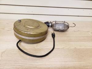 lot 76 image: Hanging retractable cord trouble light