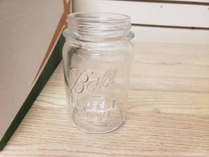 lot 28 image: 20 Ball Perfect mason Jars