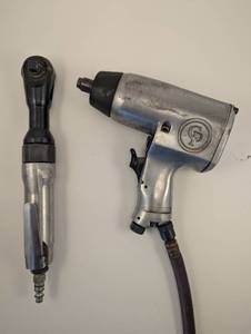 lot 19 image: Air Wrench Set
