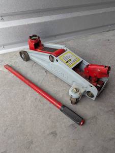 lot 16 image: 2 Ton Floor Jack