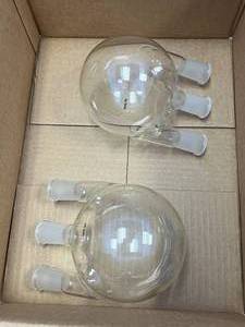 lot 4 image: 2 - 1000ml 3 Neck Boiling Flasks 2440 Joints
