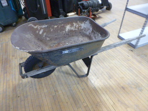 lot 20 image: True Temper Wheelbarrow
