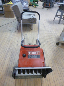 lot 23 image: Toro S-200 Snowblower