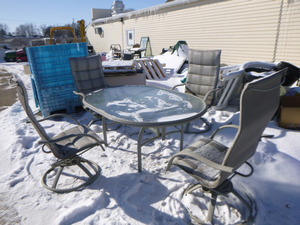 lot 30 image: Outdoor Patio Table and Chairs