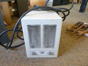 lot 48 image: King Pic-A-Watt Electric Space Heater