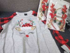 lot 84 image: XL Girls Holiday Tshirt, 4 Reindeer...