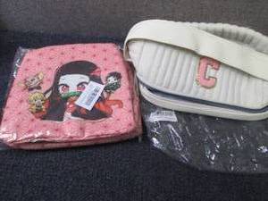 lot 152 image: Cosmetic & Lunch Bags...