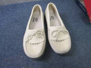 lot 191 image: Ladies 9W Dexter Sport Mocs...