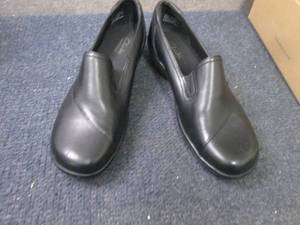 lot 207 image: Ladies Size 9M Black Clark Bendible...
