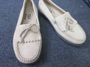 lot 209 image: Ladies 6.5M Dexter Sport Mocs...