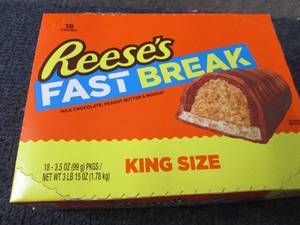 lot 327 image: 18-3.5 oz Reeses Fast Break King S...