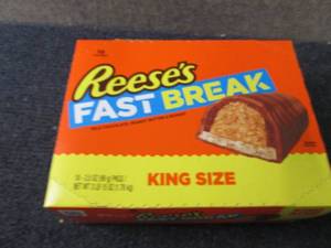 lot 328 image: 18-3.5 oz Reeses Fast Break King S...