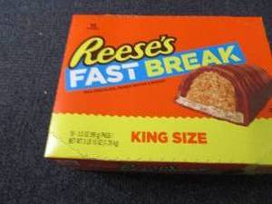 lot 330 image: 18-3.5 oz Reeses Fast Break King S...