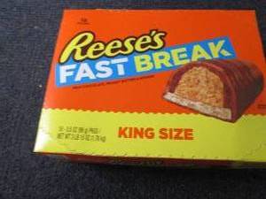 lot 332 image: 18-3.5 oz Reeses Fast Break King S...