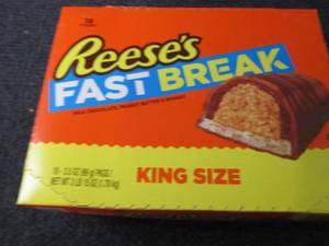 lot 334 image: 18-3.5 oz Reeses Fast Break King S...