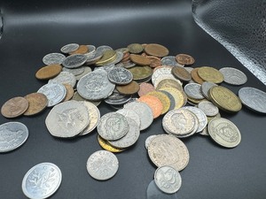 lot 28 image: 1 LB Foreign Coinage, Broad Range of Dates and Nationalities - Approximately 100 Coins