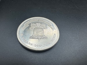 lot 33 image: 1985 Proof 1oz Silver A-Mark Round