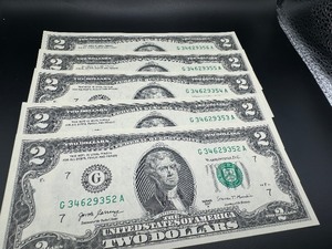 lot 76 image: Five Sequential Two Dollar Bills