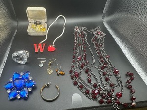 lot 80 image: Jewelry