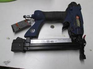 lot 21 image: Campbell Hausfeld 14  staple gun...