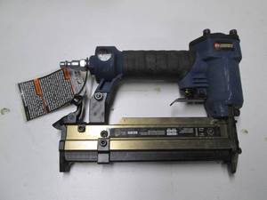 lot 22 image: Campbell Hausfeld staple gun...
