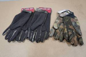 lot 89 image: 3 Pairs of Gloves